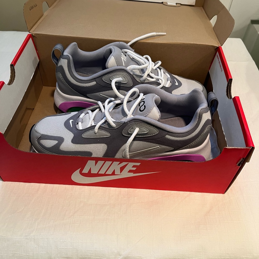 Brand new womens Nikes size 9.5